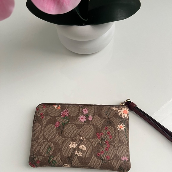 Coach corner zip wristlet in wildflower print - Picture 3 of 5